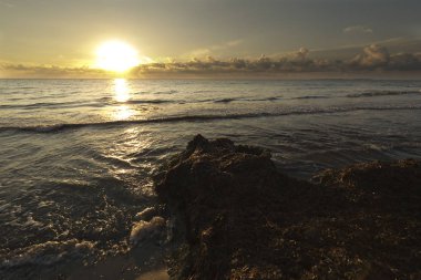 Santa Pola bir plajda gündoğumu