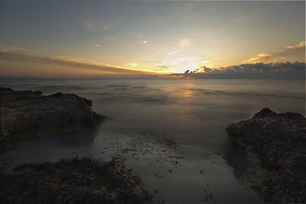 Soluppgång på en strand i Santa Pola — Stockfoto