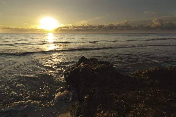 Santa Pola bir plajda gündoğumu