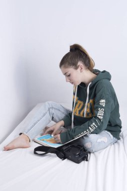 15 yaşında bir çizim giyiyor 