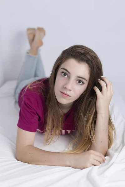 Adolescente de 15 años acostada en su cama —  Fotos de Stock