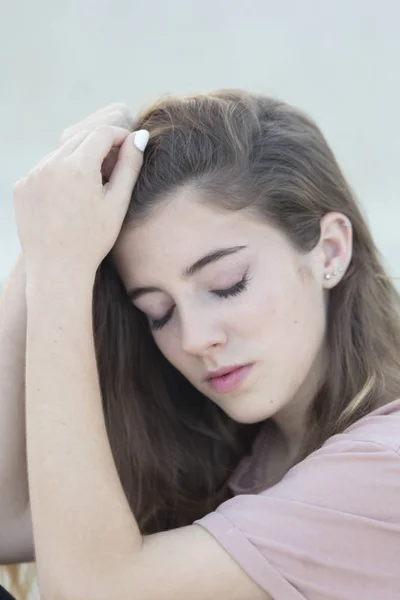Close-up retrato de uma mulher adolescente com olhos fechados . — Fotografia de Stock