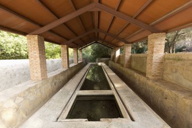 Çamaşırhane Marina Alta bölgesinde eski giysi