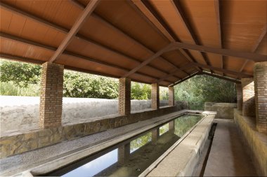 Çamaşırhane Marina Alta bölgesinde eski giysi