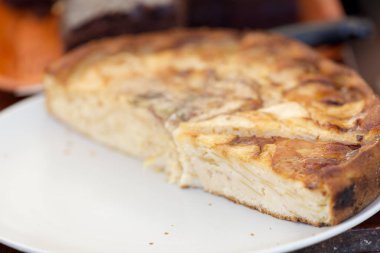 Beyaz tabakta elmalı turta.. 