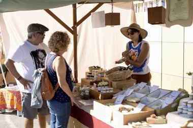 İspanyol bir pire satın insanlar denilen Ecoaltea Pazar.