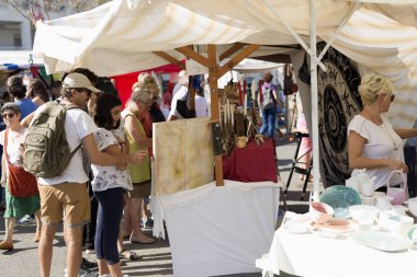 İspanyol bir pire satın insanlar denilen Ecoaltea Pazar.