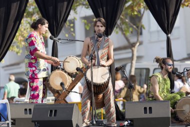 Afrika müziği grubu Ecoaltea performans.
