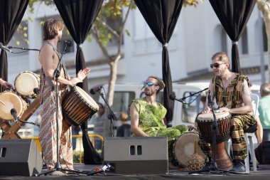 Afrika müziği grubu Ecoaltea performans.