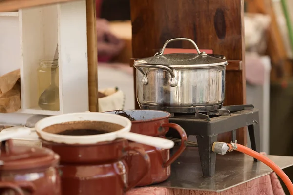 Töpfe zum Kochen auf einem Markt im Freien. — Stockfoto