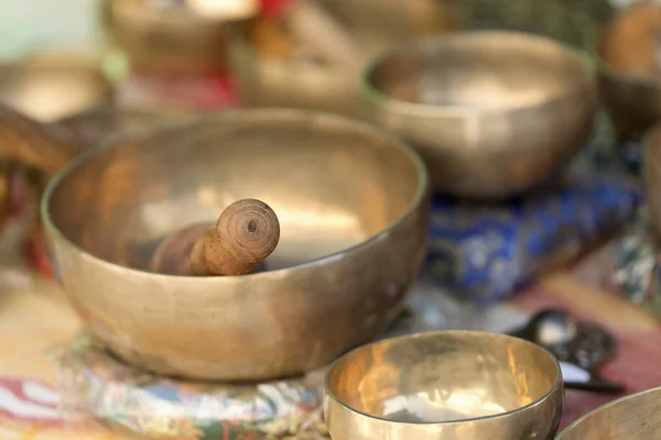 Bir İspanyol pazarda Tibet kase 