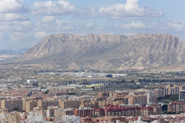 Vistas de la ciudad de Alicante con las montañas de Foncalet en el — Foto de Stock