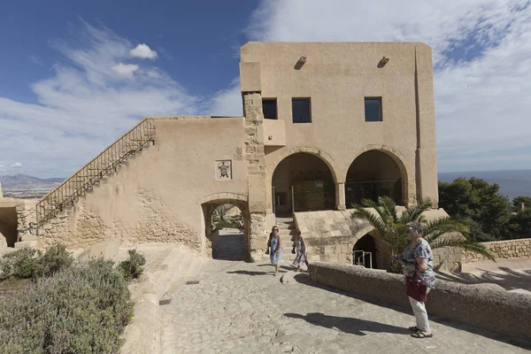 Turistas que visitam o Castelo de Santa Barbara da cidade de Alican — Fotografia de Stock