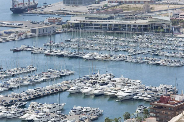 Utsikt över Alicantes hamn från slottet Santa Barbara. — Stockfoto