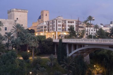 Elche şehir dusk görünümlerini. 