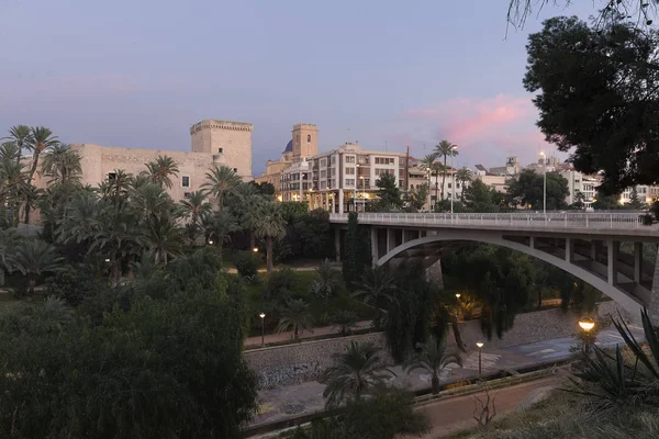 Vistas da cidade de Elche crepúsculo . — Fotografia de Stock