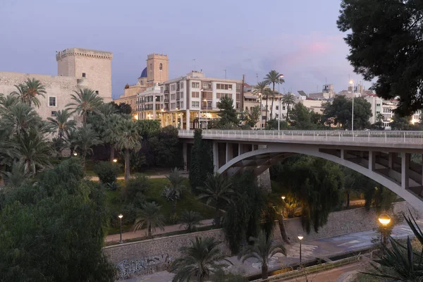 Vistas da cidade de Elche crepúsculo . — Fotografia de Stock