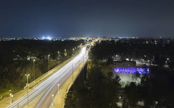 Veduta del viale della ferrovia e del mulino reale di notte nel — Foto Stock