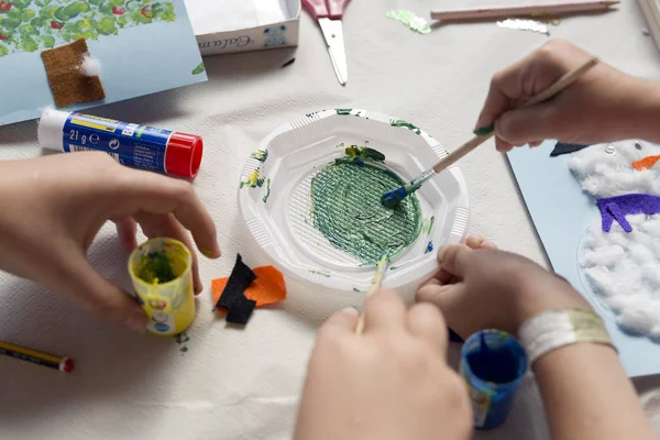 Eller 10 yaşındaki bir kızın bir Noel zanaat yapıyor. 