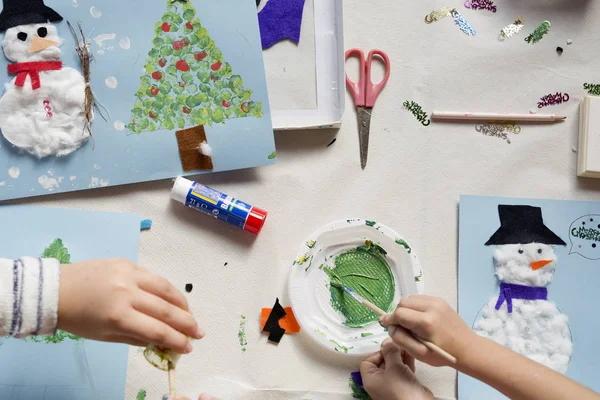 Mains d'une fille de 10 ans faisant un métier de Noël . — Photo