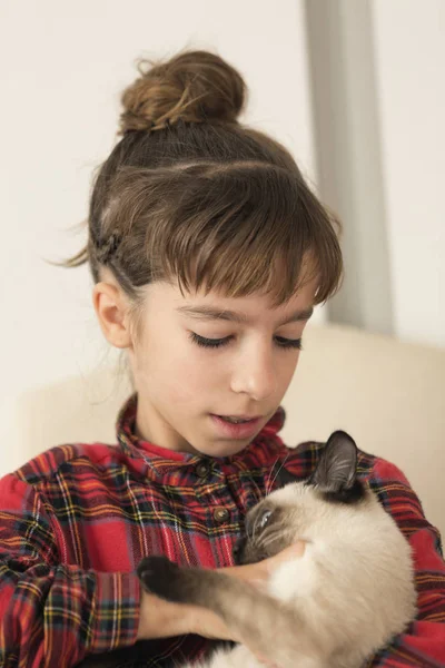 Menina de 10 anos com seu gato . — Fotografia de Stock