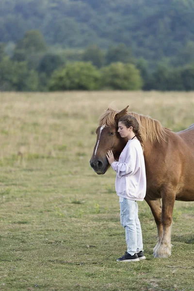 Tiener met paarden in de Wei — Stockfoto