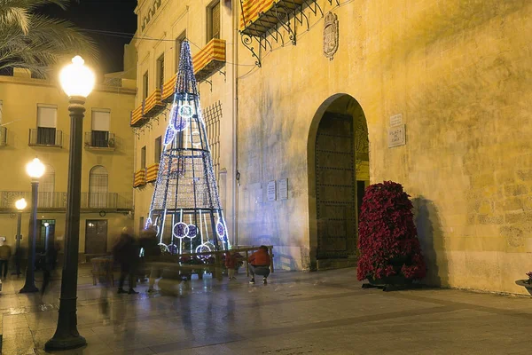 Piazza del Municipio della città di Elche, con decorazione natalizia — Foto Stock