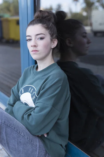 Adolescente sentada olhando para a câmera . — Fotografia de Stock