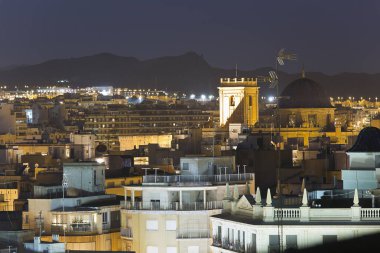Elche şehir gece Cityscape. 