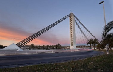 Elche şehir içinde Bimilenari Köprüsü.