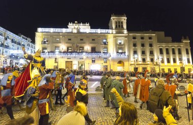 Cabalgata de los Reyes Magos Alcoy şehir içinde.
