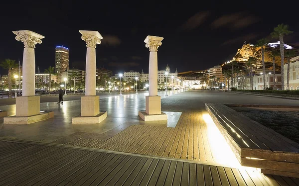 Vistas do calçadão da cidade de Alicante à noite . — Fotografia de Stock