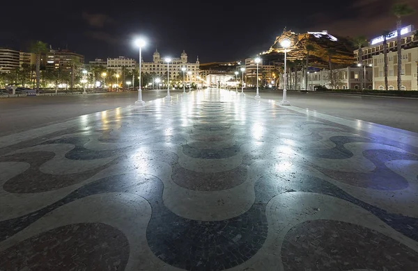Vistas del paseo marítimo de la ciudad de Alicante por la noche . — Foto de Stock
