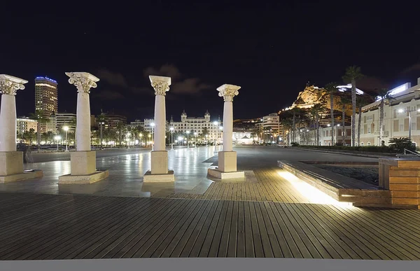 Vistas do calçadão da cidade de Alicante à noite . — Fotografia de Stock