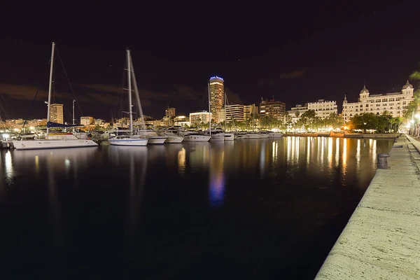 Vistas da cidade de Alicante à noite de seu porto e promena — Fotografia de Stock