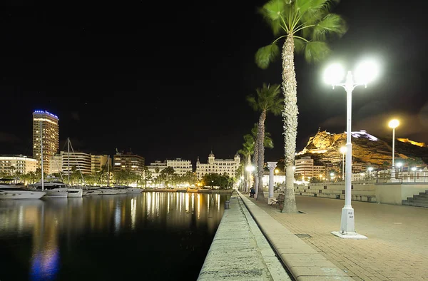 Vistas da cidade de Alicante à noite de seu porto e promena — Fotografia de Stock