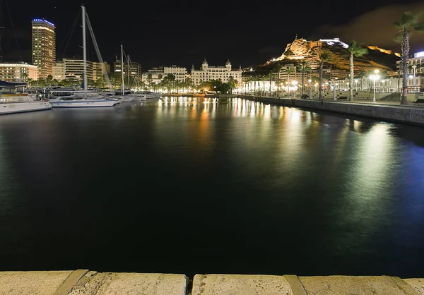 Vistas da cidade de Alicante à noite de seu porto e promena — Fotografia de Stock