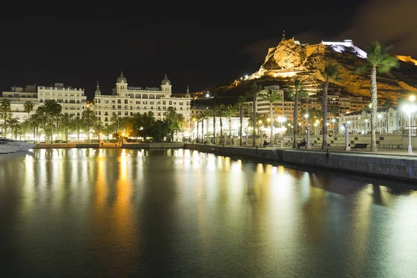 Widoki miasta Alicante w nocy z portu i promenady i pl — Zdjęcie stockowe