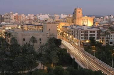 Elche şehir dusk görünümlerini. 