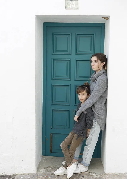 Duas Irmãs Lado Uma Porta Verde Aldeia Altea Província Alicante — Fotografia de Stock