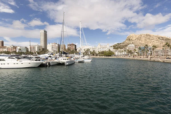 Vue sur le port de la ville d'Alicante — Photo