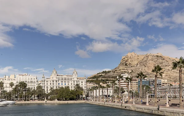 Vista de la ciudad de Alicante desde su puerto . — Foto de Stock