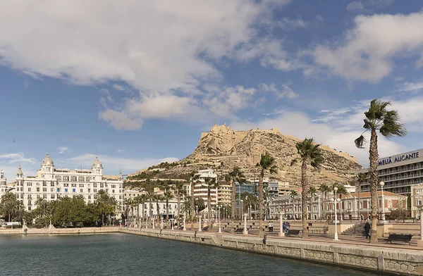 Vista da cidade de Alicante a partir do seu porto . — Fotografia de Stock