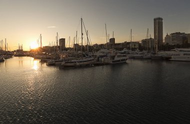 Bağlantı noktası Alicante bir gün batımı sırasında Valensiya toplumda.