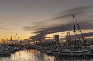 Bağlantı noktası Alicante bir gün batımı sırasında Valensiya toplumda.