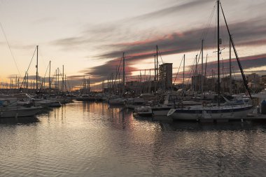 Kışın bir gün batımı sırasında Alicante bağlantı noktası sayısı.