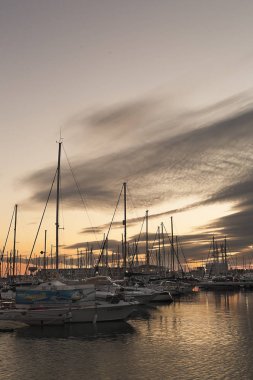 Bağlantı noktası Alicante bir soğuk kış günbatımı sırasında.