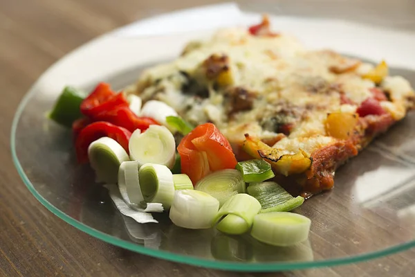 Lasaña con verduras en un plato de vidrio . — Foto de Stock