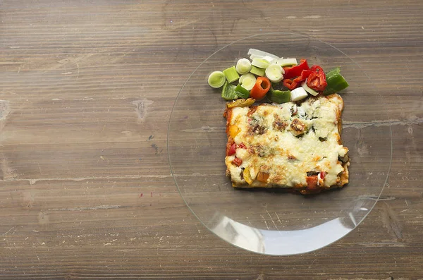 Lasaña con verduras en un plato de vidrio . — Foto de Stock