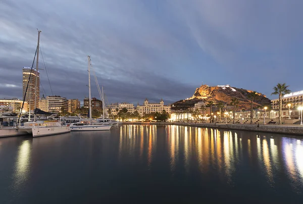 Puerto de Alicante durante una fría puesta de sol invernal . — Foto de Stock